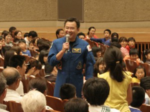 質問コーナーで子どもの質問に答える星出宇宙飛行士